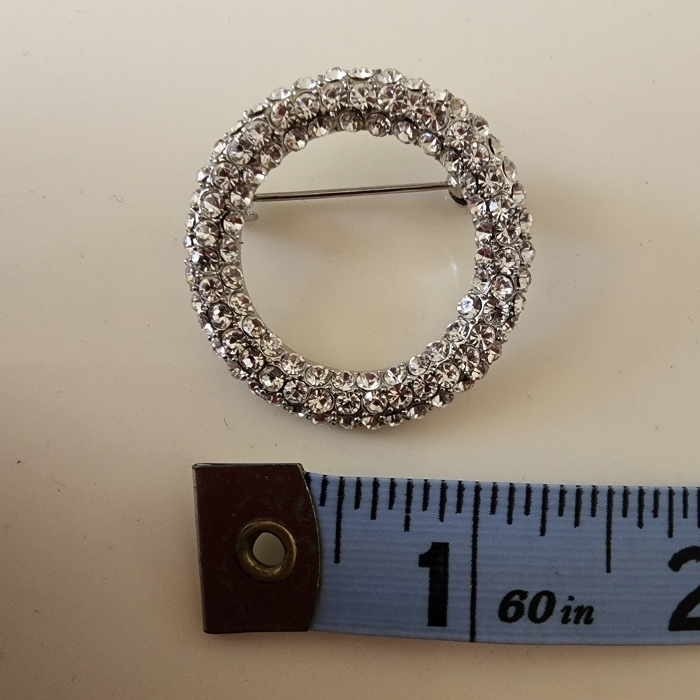 Cookie Lee silver jeweled circle shaped crystal brooch pin NWT - Picture 5 of 8